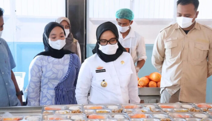 Bupati Lampung Timur Tinjau Pelaksanaan Program Makan Bergizi Gratis di Desa Taman Cari