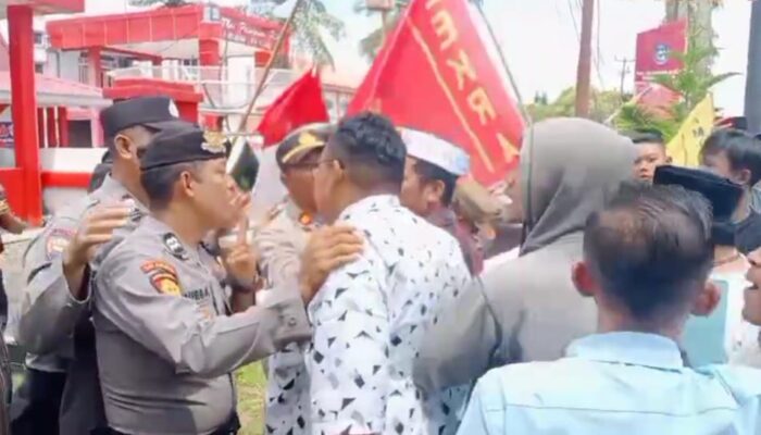 Massa Demo Tuntut Dugaan SPPD Fiktif dan THL Siluman di Bengkulu Utara