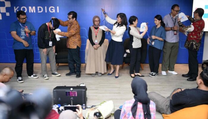 Kementerian Komunikasi dan Informatika Perkuat Akses Media dengan Pembagian 180 ID Card Wartawan