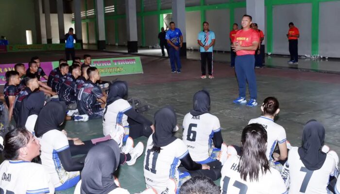 Komandan Pasmar 2 Tinjau Latihan Atlet Bola Voli Marinir Wilayah Timur