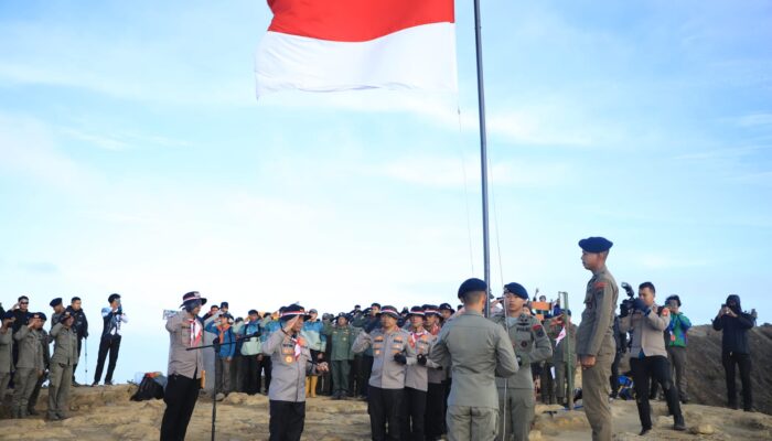 Pengibaran Merah Putih di Puncak Gunung Ciremai, Polda Jabar Rayakan HUT ke-80 RI