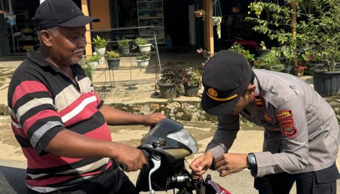 Polsek Ulok Kupai Bagikan Bendera Merah Putih Sambut HUT RI ke-80