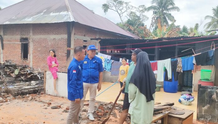 DPC Demokrat Bengkulu Utara Santuni Korban Kebakaran di Desa Datar Ruyung