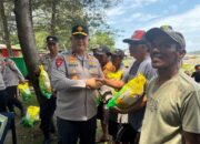Polda Bengkulu Gelar Jumat Curhat Bersama Nelayan di Pantai Zakat