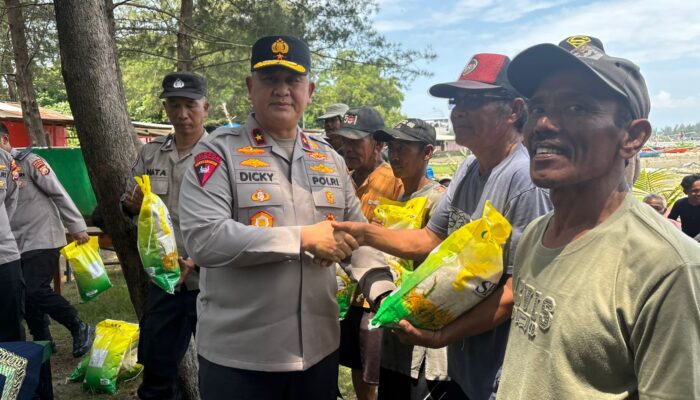 Polda Bengkulu Gelar Jumat Curhat Bersama Nelayan di Pantai Zakat