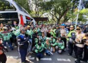 Bagikan Ribuan Mawar Untuk Anggota Polri dan TNI di Monas, Komunitas Ojol Tidak Mau Terprovokasi