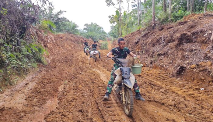 Kreatif! Satgas TMMD Bengkulu Utara Gunakan Motor Kebun Hadapi Medan Berat