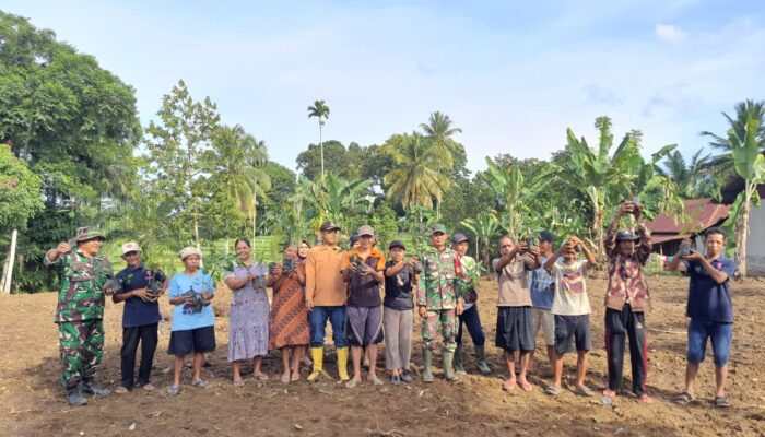 Satgas TMMD ke-126 Hijaukan Desa Batu Raja R, Warga Antusias Terima Bibit Pohon Buah
