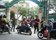 Kejari Bandar Lampung Gelar “Jumat Berkah”, Bagikan Makanan kepada Warga yang Melintas