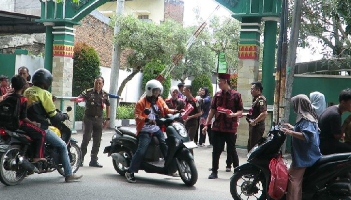 Kejari Bandar Lampung Gelar “Jumat Berkah”, Bagikan Makanan kepada Warga yang Melintas