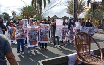 Massa Demo Desak Gubernur Bengkulu Nonaktifkan Kadis PU Terkait Dugaan Skandal Asusila