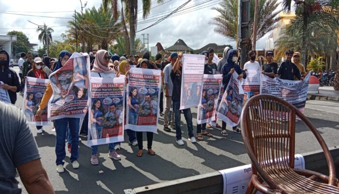 Massa Demo Desak Gubernur Bengkulu Nonaktifkan Kadis PU Terkait Dugaan Skandal Asusila