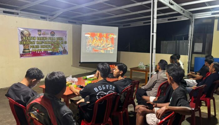 Pererat Kedekatan Polri dan Masyarakat,Polres Bengkulu Utara Ajak Warga Nobar Piala Dunia