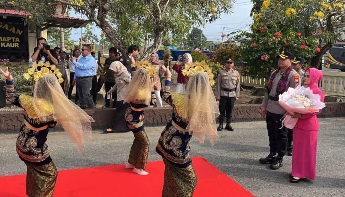 Pisah Sambut Kapolres Kaur, Tongkat Komando Beralih dari AKBP Alam Bawono kepada AKBP Wiwin Syamsul Arifin