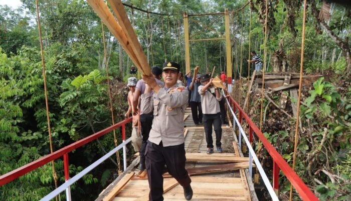 Bahu-Membahu Perbaiki Jembatan Kalbang, Polres dan Warga Kompak Bergotong Royong